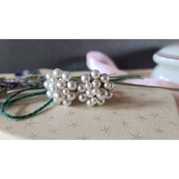 Japan Cluster Beaded Clip-on Earrings - Picture 5 of 10